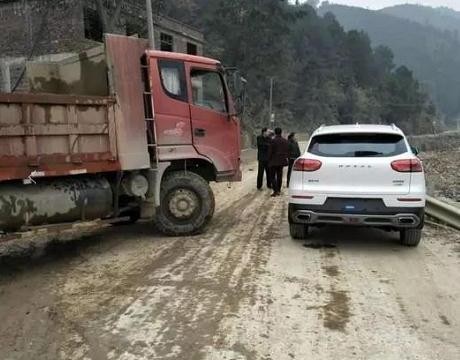 哈弗H6刚提完车就撞上了货车，车主下车后表示还好没买宝骏