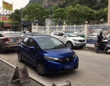 本田飞度改装保险杠，拆下原车配件后，车主无奈摇摇头！