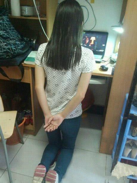 妹子 坐着看电影吧 你这样跪着 膝盖很容易磨损的