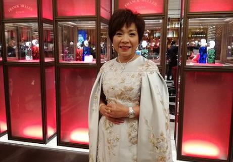 弃美国绿卡回国,出身赌业世家却不靠父亲,月赚