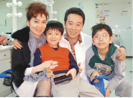 61岁的张晨光妻子原来是她，漂亮贤惠有气质，俩试管儿子帅哭！