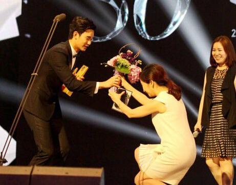 又有人向韩国人下跪?王思聪七字怒怼,周星驰却