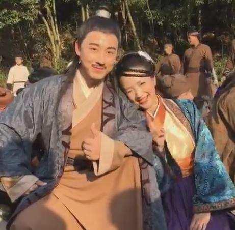 她曾是ATV女艺人，大方承认隆胸的一代亚姐，如今50多岁活成这样