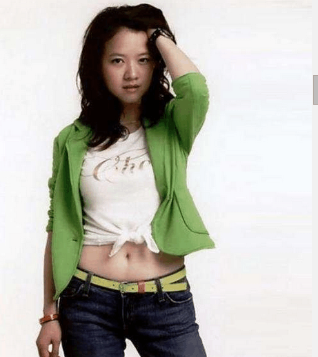 45岁曾宝仪至今未婚真相曝光, 原来是被爸爸害惨了