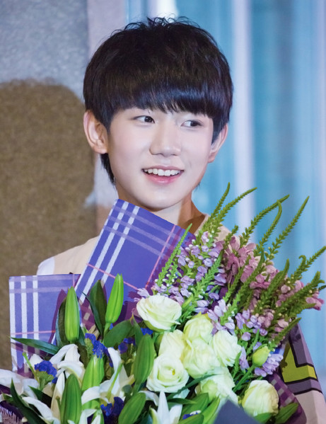 男星和鲜花合影,易烊千玺真会撩人,鹿晗竟比关