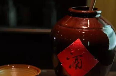 加点水就能把白酒度数变低吗?白酒降度可不是