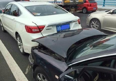 大众帕萨特失误撞上吉利博瑞：面对现场大众车主表示不知如何开口