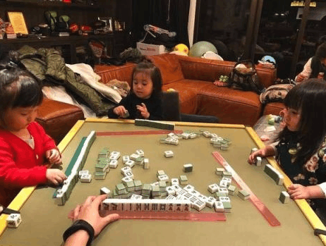 贾静雯女儿咘咘打麻将 遭前婆婆嘲讽：她生不出儿子！