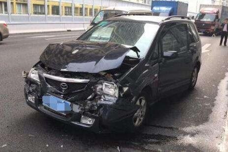 日产马自达追尾奔驰R300尽毁车头 两车的距离车主无法理解