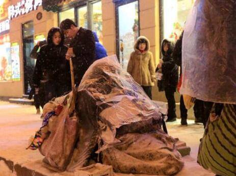 令人心酸，风雪街头老人住进塑料袋