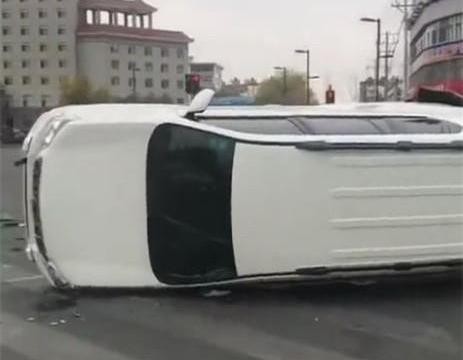 大众捷达与丰田霸道对撞，结果让人无法相信，看来买车还得是捷达