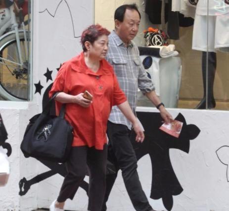 75岁许冠文全家照, 与老婆逛街似连体婴, 恩爱46年让人羡慕!