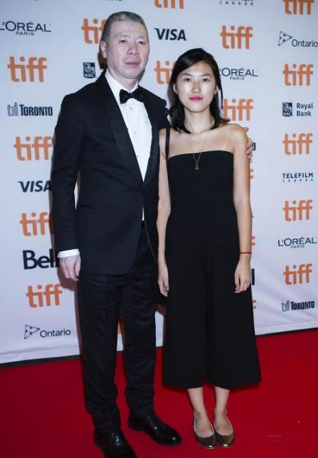 冯小刚前妻被抛弃后一直单身，两人女儿27岁，美出冯小刚十万里！
