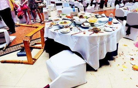 订婚时彩礼五万,婚礼上岳母却退我两万五,我当