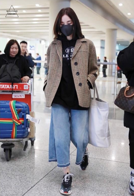 娜扎穿肥仔裤配老爹鞋还露出小腿,网友却说:看