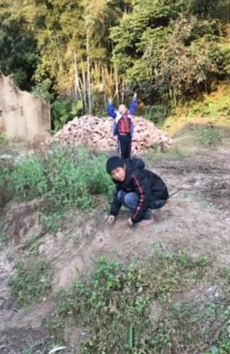 10岁男童身怀绝技,身体倾斜45度屹立不倒,他是