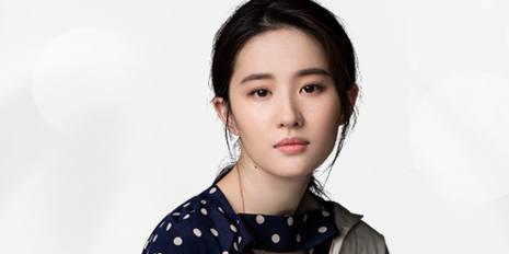 她是某当红女星的妈妈，却撞脸张泽天！这回刘强东都分不清了！