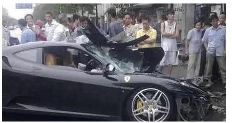 千万法拉利与百万辉腾相撞，两车主下车却相视一笑！
