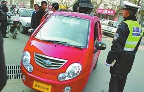 交警: 2018年起老年代步车不能再无证驾驶了