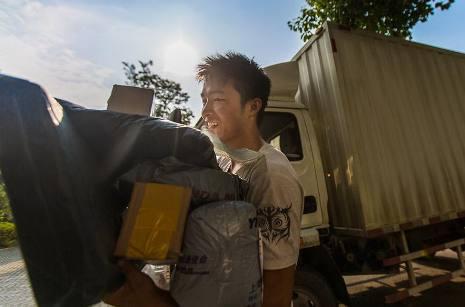 商场保安没收快递员的扫码枪, 表示要罚款100