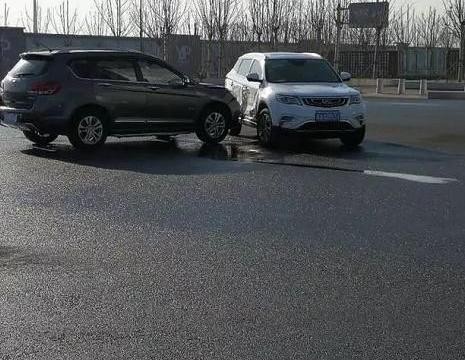 哈弗H6撞吉利博越，两位车主下车一看悲喜交加，路人:高下立见!