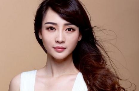 18岁扛起整个家庭 为救母闯入娱乐圈 一个视频却得罪一票男星