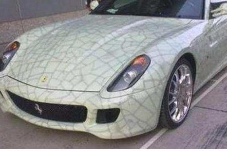 这辆法拉利全球只限1辆，只因车上俩字，被中国人加七百万拿下