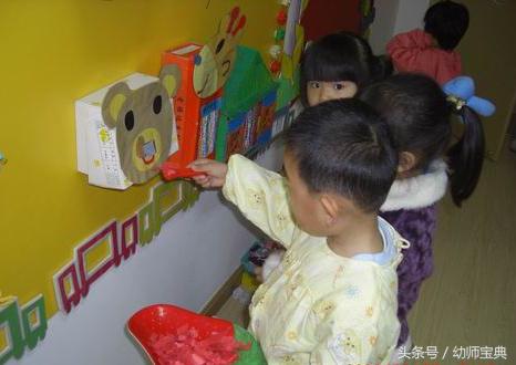 幼儿园:怎样结合小班幼儿的特点布置互动墙饰?