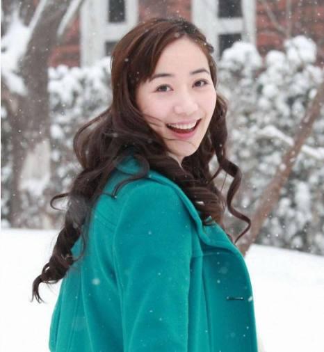 从小在军大院里长大, 进入娱乐圈后因背景强大