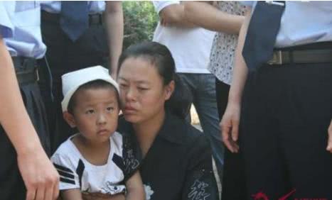 英雄民警张凤刚追悼会,2万人悼念妻子痛哭,4岁