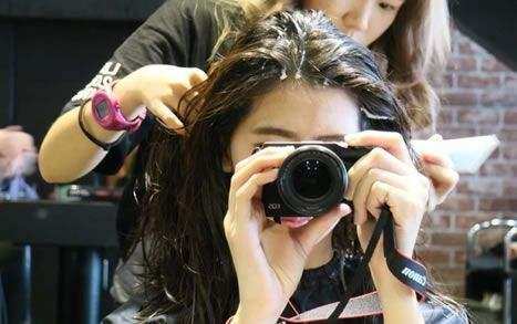 31岁女子在理发店洗头, 谁知男理发师竟然对着