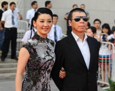 冯小刚前妻被抛弃后一直单身，两人女儿27岁，美出冯小刚十万里！