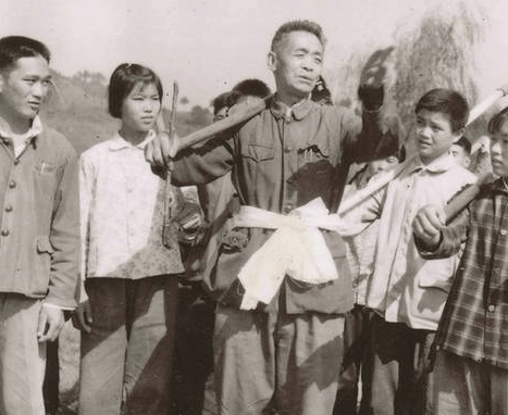 开国将军甘祖昌, 不愿坐办公室? 却甘愿去做“农民专家”带领人民致富