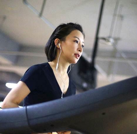 当潘晓婷放下球杆、脱掉高跟鞋之后