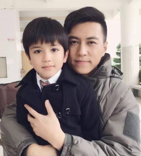 靳东的老婆李佳素颜晒自拍照,儿子不是一般的帅