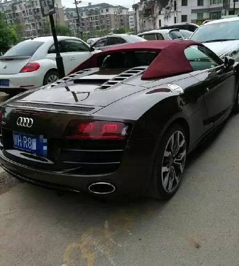 路边的奥迪敞篷跑车吸引眼球,看到车牌后才知道什么叫