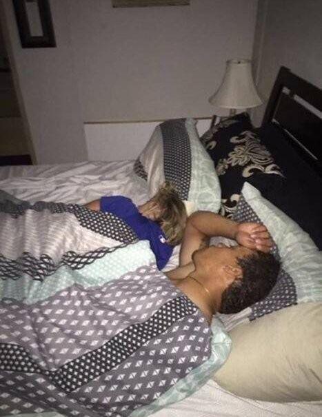 丈夫出差提前回家发现妻子在出轨,男子没生气,反而拍手叫好