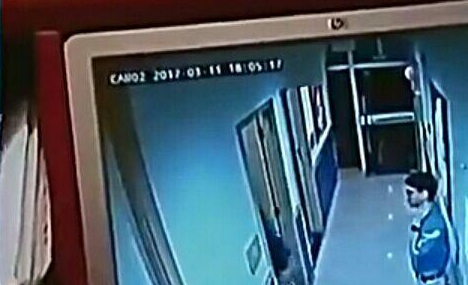 三岁孩子咬手、咬手腕有原因,别让孩子独自在