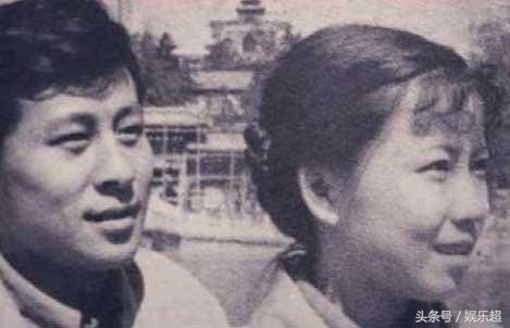 86岁王心刚全家照，儿子竟也是大帅哥，他长期照顾有病妻子的故事