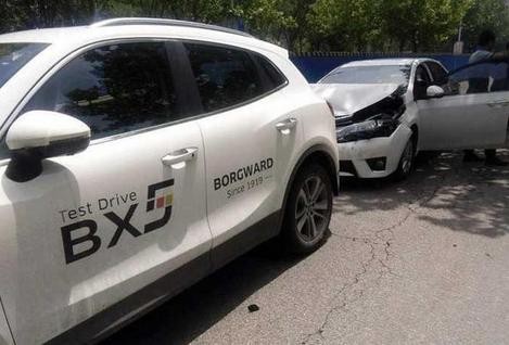 新提的宝沃BX5被卡罗拉直接追尾，宝沃汽车质量真不是盖的