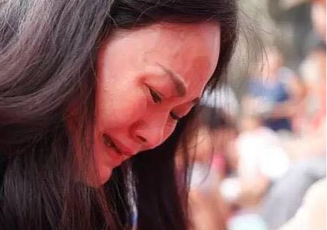 宝妈整天沉迷打麻将,孩子也不管不问,老公:你跟