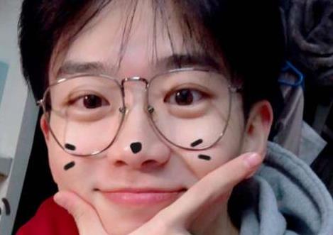 费启鸣素颜发起直播,评论炸了!网友:真撩人,看