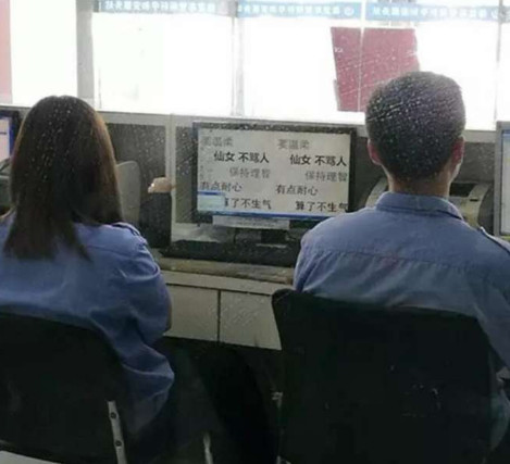 车管所的这个美女火了,只因为网友拍下了她的