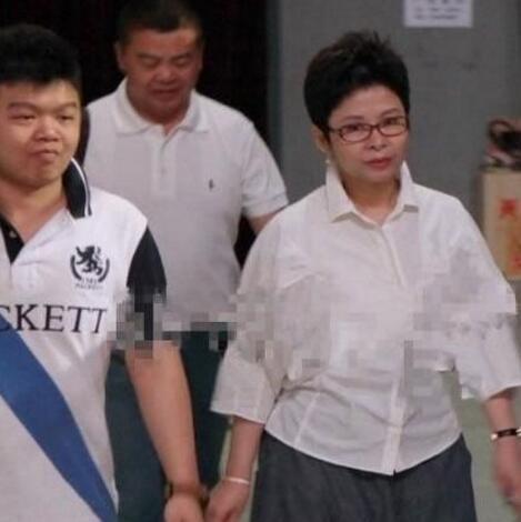 董文华63岁老公张楠正面照，身形壮实气度不凡夫妻恩爱33载