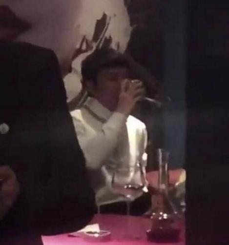 凌晨贾乃亮在酒吧独自买醉,面容憔悴,他是真的伤心了