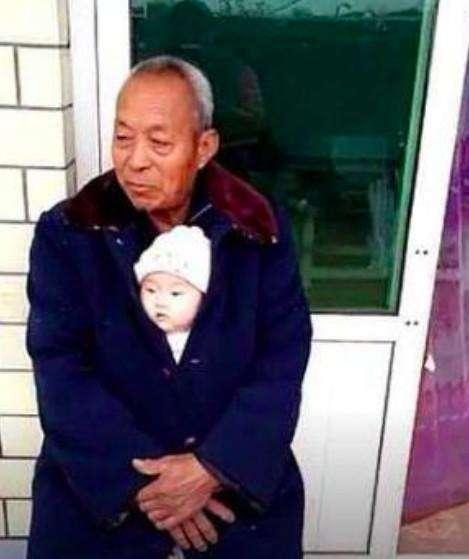 爷爷抱小孙子在怀里照片,结果孙子的表情萌坏了很多网友