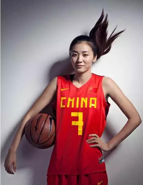 大家好,给大家介绍一下,这是世界上最美的五位女篮运动员