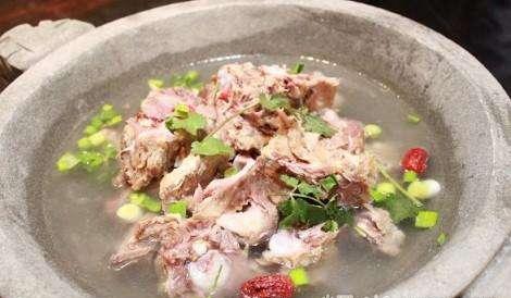 「美食谈」干妈or红汤?羊蝎子吃最正宗?老白汤炒猪血图片