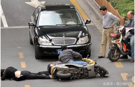 开车撞死了故意碰瓷的人怎么办?不要慌张,这个