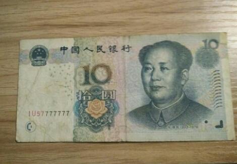 老人卖废品收到三张纸币，品相破旧，但价值二千，尤其是最后一张